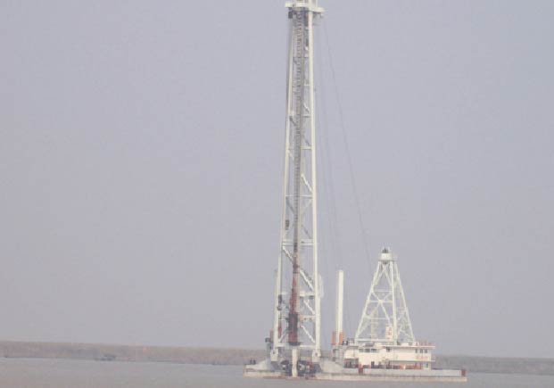 水上施工设备--60米架高打桩船