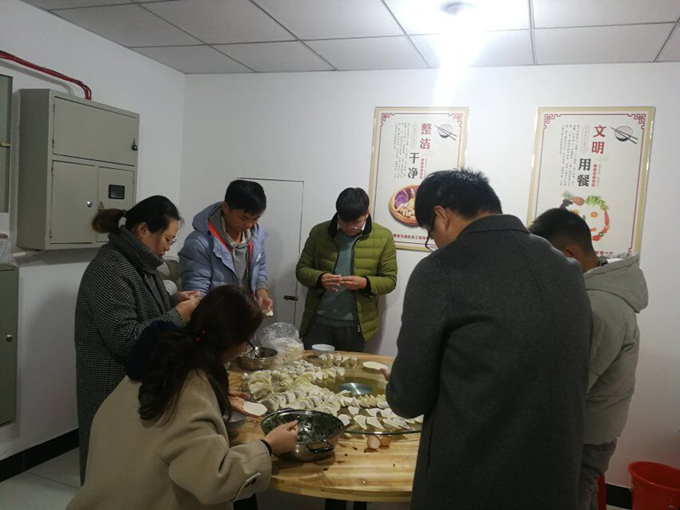 冬至阳生春又来，温暖感恩促情谊——广德路项目部举办包饺子活动