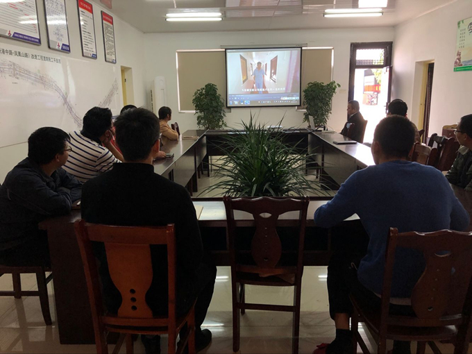 亚父路项目部组织观看安徽建工集团“劳模风采”作品集